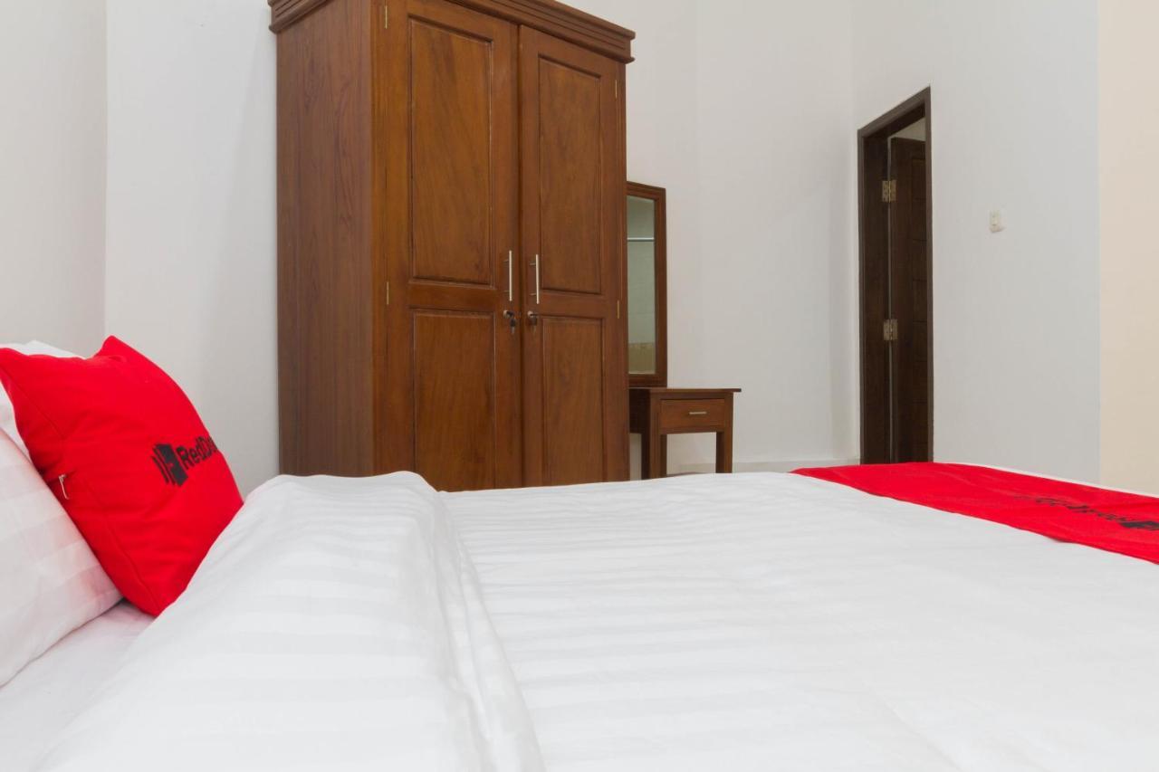 Hotel Reddoorz Near Jatinangor Town Square Exterior foto
