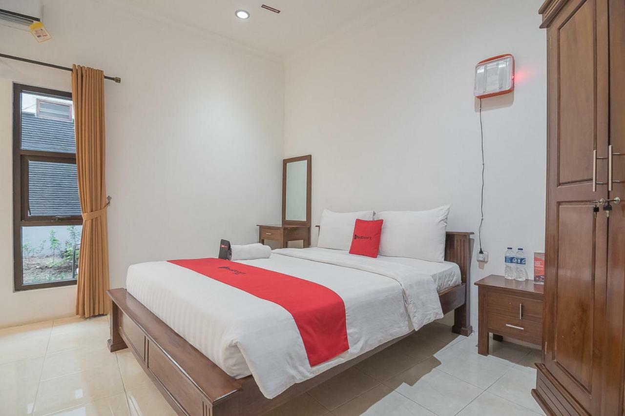 Hotel Reddoorz Near Jatinangor Town Square Exterior foto
